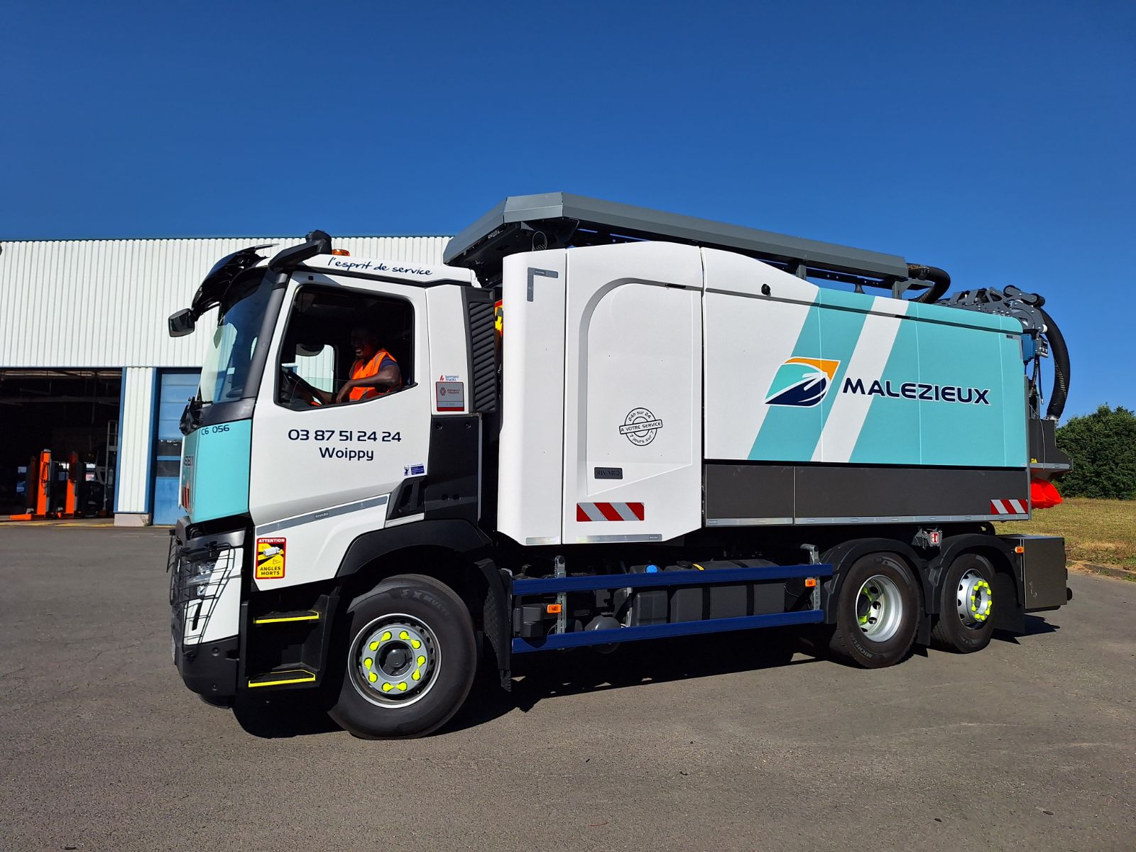 Camion hydrocureur Malezieux et son technicien, prêt pour une intervention d'urgence